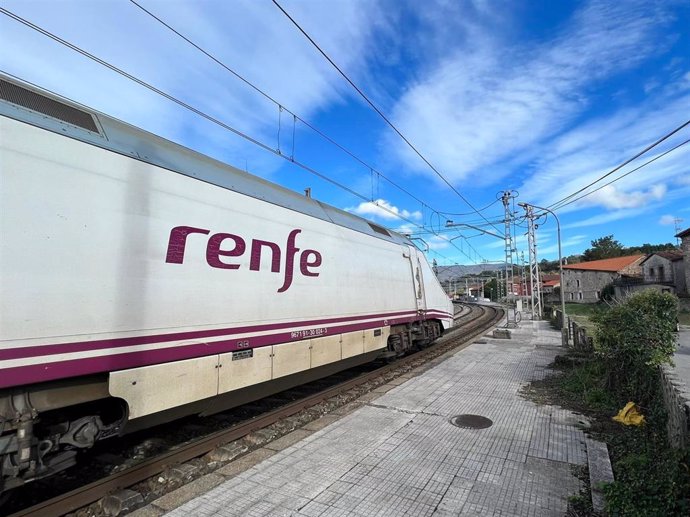 Archivo - Tren Alvia parado en Cantabria