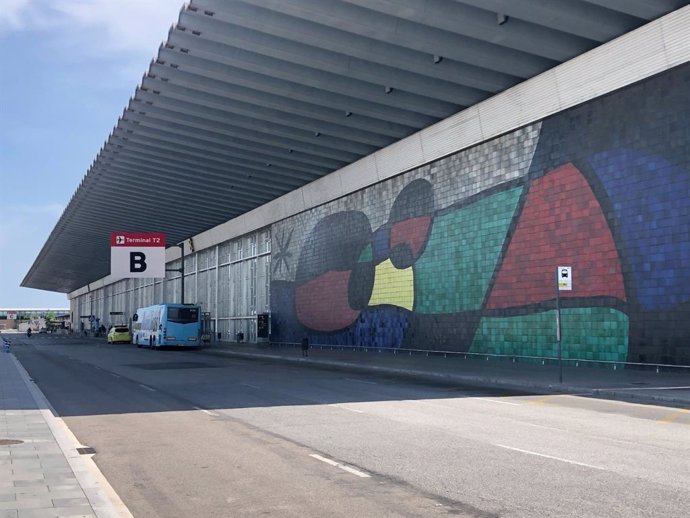 Archivo - Terminal T2 del Aeropuerto de Barcelona con el mural de Miró