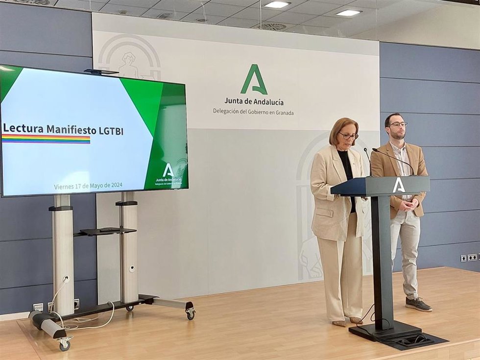 La delegada de Inclusión Social de la Junta en Granada, Matilde Ortiz Arca, lee la Declaración Institucional con motivo del Día Internacional contra la Homofobia, la Transfobia y la Bifobia.