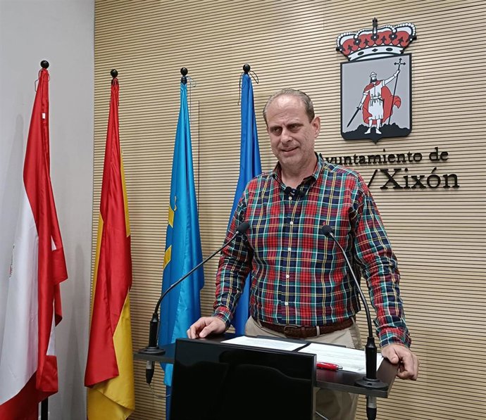 Archivo - El concejal del Grupo Municipal Socialista del Ayuntamiento de Gijón Constantino Vaquero.