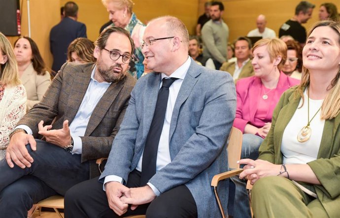 El portavoz del PP en el Congreso, Miguel Tellado, en la Interparlamentaria del PP en Guadalajara, junto al presidente del PP en Castilla-La Mancha, Paco Núñez.