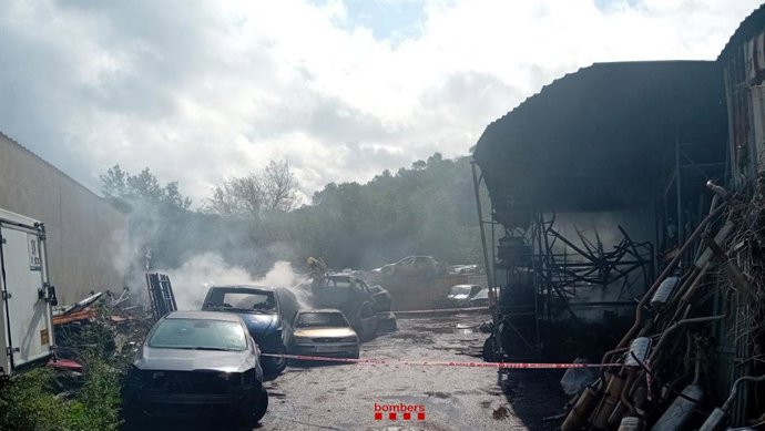 Los Bombers de la Generalitat apagan el incendio de una empresa de desballestado en Sant Fost de Campsentelles (Barcelona)