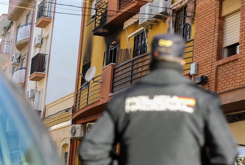 Archivo - Un agente de Policía Nacional