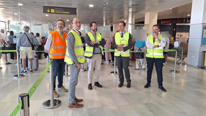 El subdelegado del Gobierno en Almería, José María Martín, visita de forma oficial el Aeropuerto de Almería.