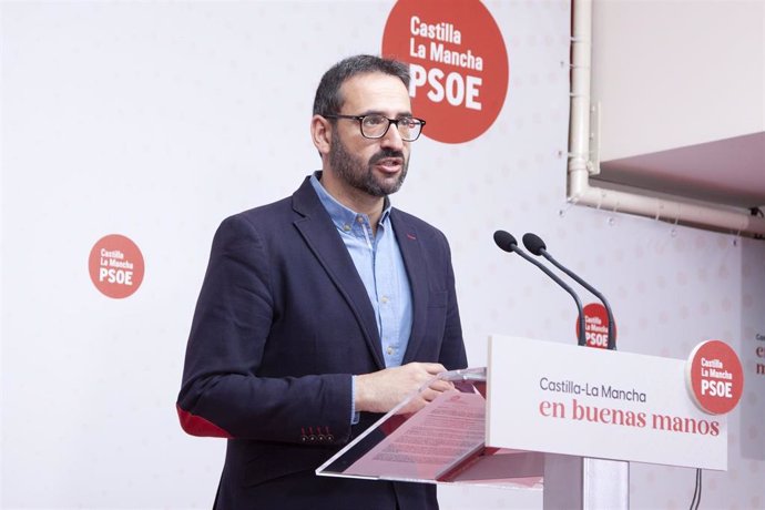 Archivo - El secretario de Organización del PSOE de Castilla-La Mancha y diputado nacional, Sergio Gutiérrez, en rueda de prensa. Imagen de archivo.