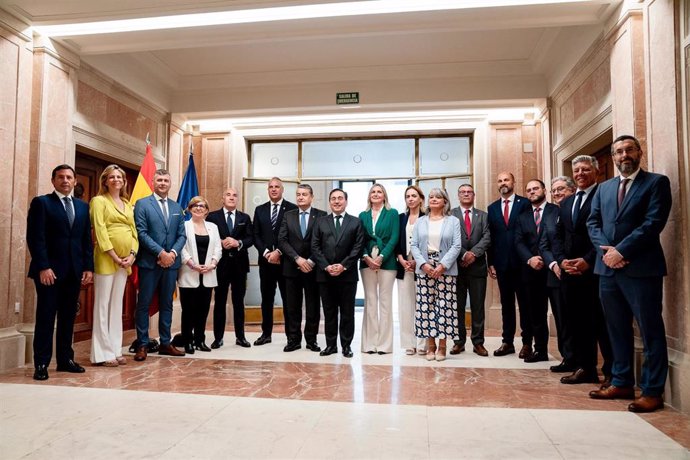 El ministro de Asuntos Exteriores, Unión Europea y Cooperación, José Manuel Albares, se reúne con representantes de la Junta de Andalucía y del Campo de Gibraltar