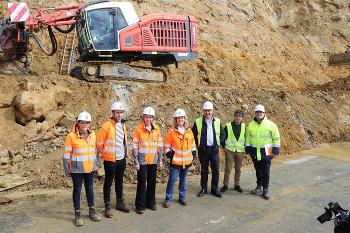 La diputada de Infraestructuras Viarias, Maria Ubarretxena, visita las obras de la carretera del faro de Higer en Hondarribia