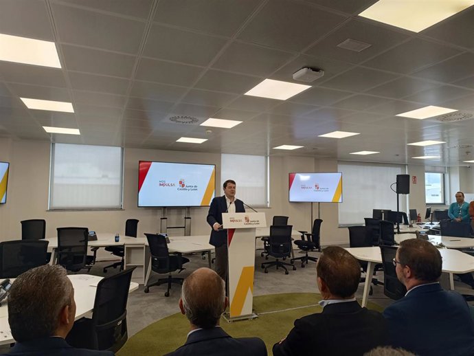El presidente de la Junta de Castilla y León, Alfonso Fernández Mañueco, en su visita a la sede de NTT Data en Salamanca