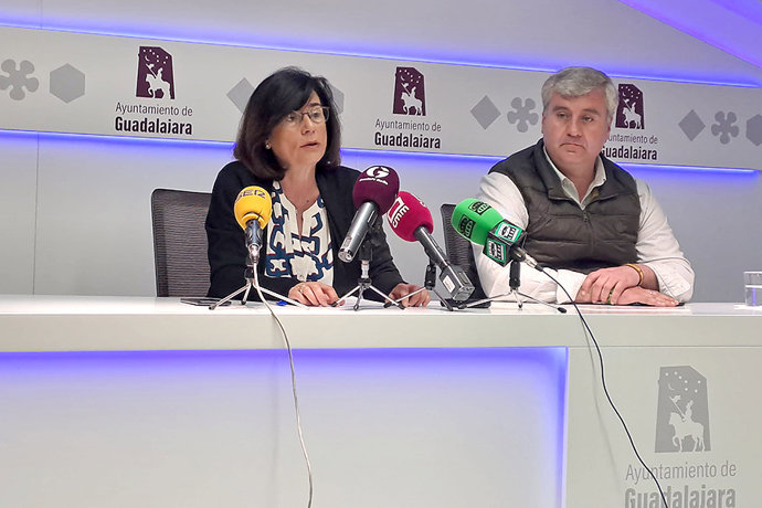 El segundo teniente de alcalde y concejal de Hacienda de Guadalajara, Alfonso Esteban, y la cuarta teniente de alcalde y concejal de Recursos Humanos, Isabel Nogueroles.