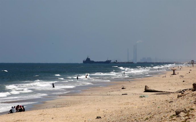 Un barco de Estados Unidos atraca en el muelle flotante en la Franja de Gaza