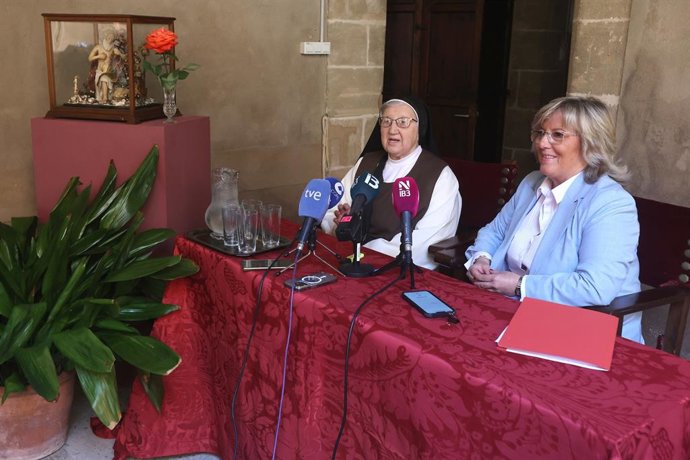 La priora del monasterio de Santa Isabel de Palma, Ángeles Sanz, y la abogada de la congregación Pilar Rosselló en rueda de prensa.