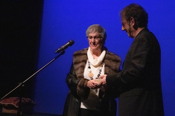 Archivo - Maruja Alfaro, en el momento de recibir un reconocimiento en 2023.