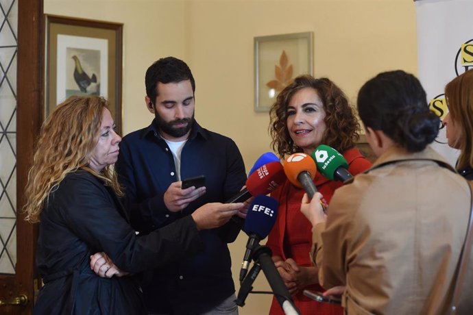 La vicepresidenta primera del Gobierno y ministra de Hacienda, María Jesús Montero, ofrece declaraciones a los medios durante la inauguración de la jornada 'El reto de la igualdad en el grupo SEPI', en la sede de la Fundación SEPI.