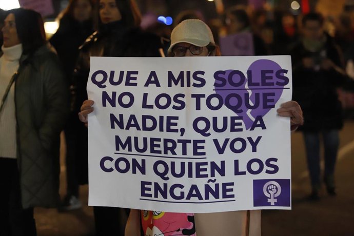 Archivo - Una persona muestra un cartel, durante una marcha por la eliminación de la violencia contra las mujeres, a 25 de noviembre de 2023, en Vigo, Pontevedra, Galicia (España). La concentración ha sido convocada por la Marcha Mundial das Mulleres ba