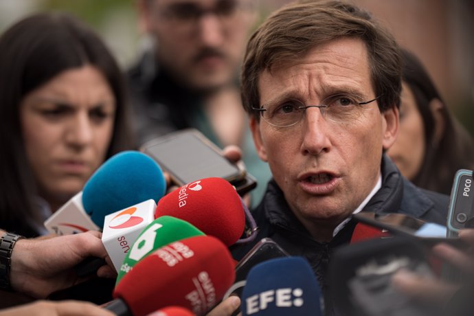 El alcalde de Madrid, José Luis Martínez-Almeida, atiende a los medios de comunicación durante el acto homenaje a los médicos y profesionales sanitarios españoles por su entrega durante la pandemia de Covid-19, en la plaza de los Sagrados Corazones, a 