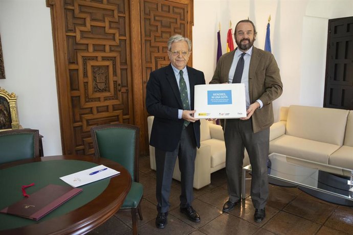 El presidente de la Diputación, Salvador Fuentes (izda.), y el director de Espirituosos España, Bosco Torremocha, tras la firma del acuerdo.