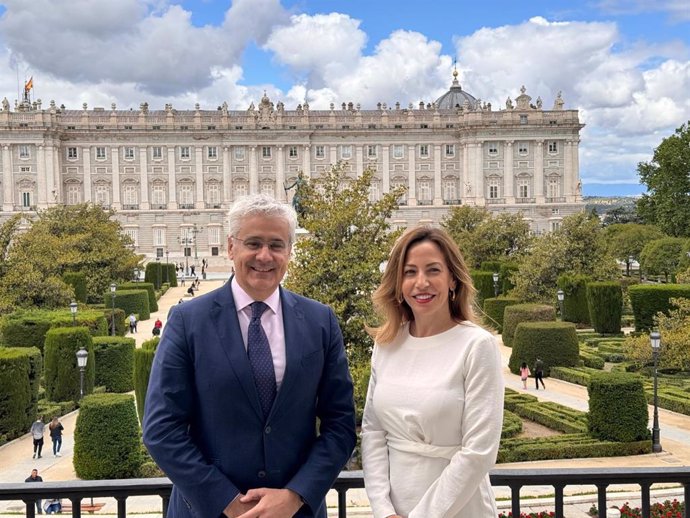 El director del patronato de la Fundación del Teatro Real, Ignacio García-Belenguer, y la alcaldesa de Zaragoza, Natalia Chueca.