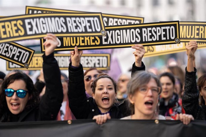 Archivo - Varias personas sujetan carteles durante una manifestación por el 25N, a 25 de noviembre de 2023, en Madrid (España). Esta marcha ha sido convocada por el Foro de Madrid Contra la Violencia a las Mujeres (Foro 25N), que la convoca todos los añ