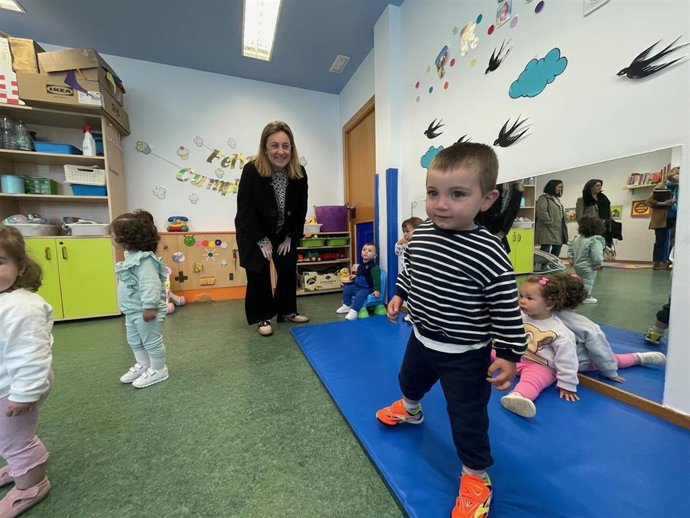 La consejera de Educación, Lydia Espina, visita una de las esceulas de 0 a 3 del oriente de Asturias. 