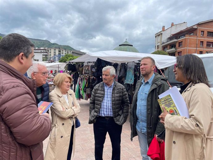 La diputada del PP Sandra Camino durante su visita al mercadillo de Moreda con miembros de la junta local del PP de Aller