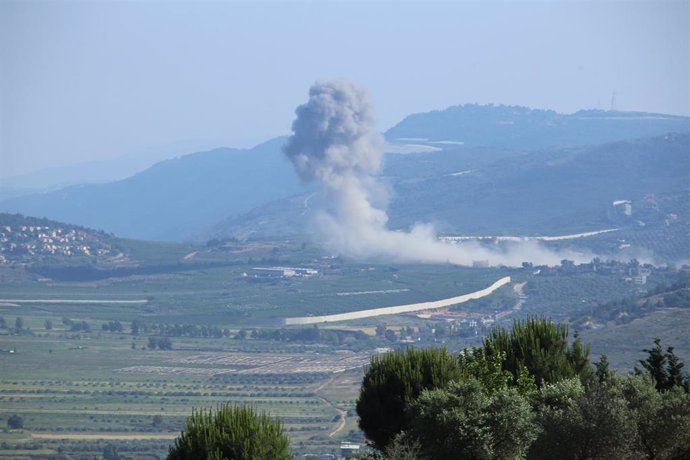 Columna de humo tras un bombardeo del Ejército de Israel contra la localidad de Kafarkila, en el sur de Líbano (archivo)