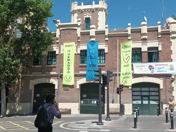 Parque de Bomberos de la Puerta de Toledo en la capital con lonas colgadas de sus ventanas como protesta a las condiciones laborales del colectivo pendiente de renovar el convenio