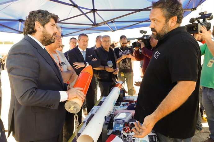 El presidente de la Región de Murcia, Fernando López Miras (i), durante su visita a la Base Aérea de Alcantarilla, a 17 de mayo de 2024, en Alcantarilla, Región de Murcia (España). Fernando López Miras visita la Base Aérea de Alcantarilla con motivo de 