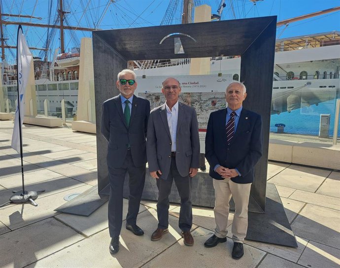 El presidente de la Autoridad Portuaria, Carlos Rubio, y los historiadores Francisco Cabrera y Manuel Olmo presentan la exposición 'De un puerto, una ciudad: la Junta del puerto en la historia (1874-2024)'