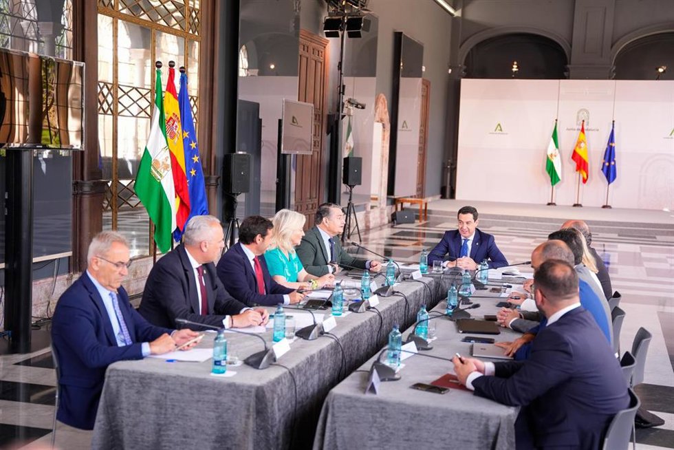 El presidente de la Junta de Andalucía, Juanma Moreno, en una reunión con los alcaldes de los municipios del Campo de Gibraltar, que se celebró el 9 de mayo en San Telmo.
