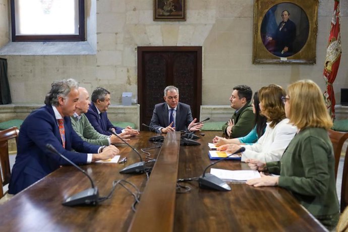 Sanz preside la constitución de la comisión de trabajo para el estudio de la municipalización del SAD.