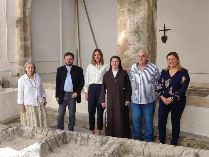 La consellera insular de Cultura, Antnia Roca, la directora insular de Patrimonio, María Isabel Arnau, el vicario de Patrimonio del Obispado de Mallorca, Francesc Vicens, y los conservadores Aina Pascual y Jaume Llabrés.