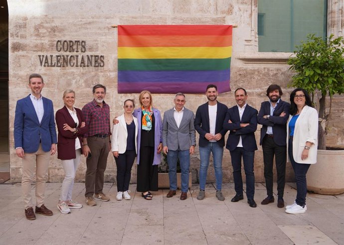 Diputados del PP con la bandera LGTBI en Les Corts