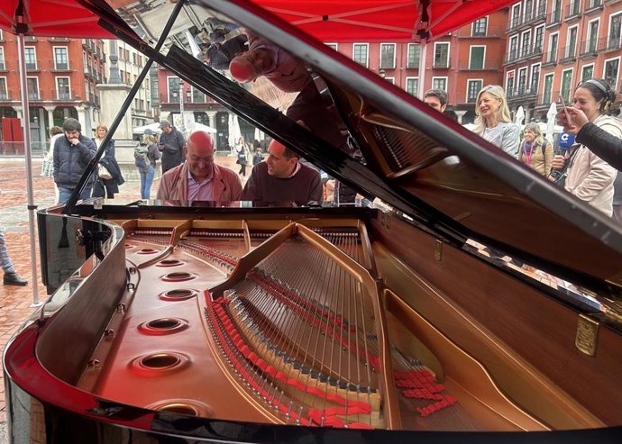 El alcalde de Valladolid, Jesús Julio Carnero, toca el piano junto a Jordi Vivancos en el instrumento ubicado en la Plaza Mayor.