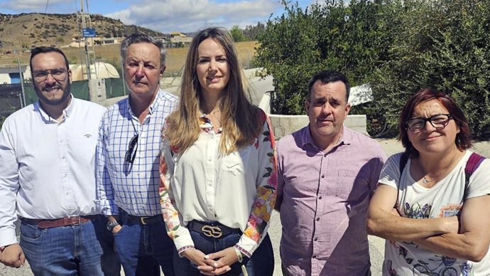 La portavoz adjunta del grupo municipal de Vox en Málaga, Yolanda Gómez, junto con vecinos de Campanillas