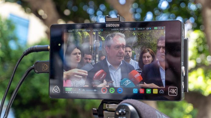 El secretario general del PSOE-A, Juan Espadas, atiende a los medios en Almería.