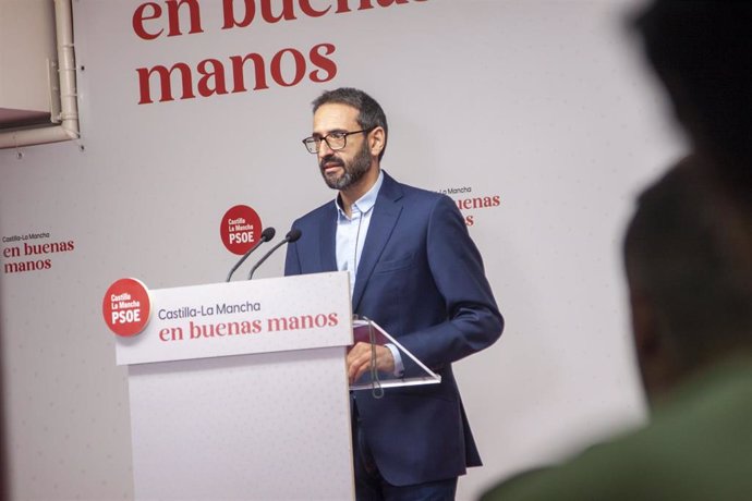 El secretario de Organización del PSOE, Sergio Gutiérrez, en rueda de prensa en la sede del partido en Toledo.