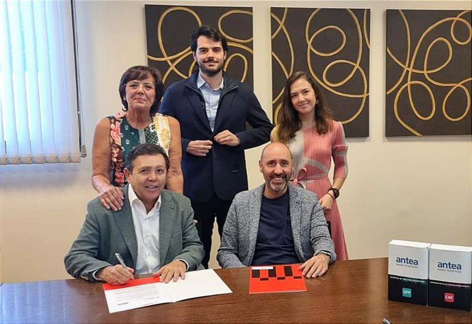 Joaquín Caro Ledesma, y Javier Menéndez rubrican el convenio de colaboración.