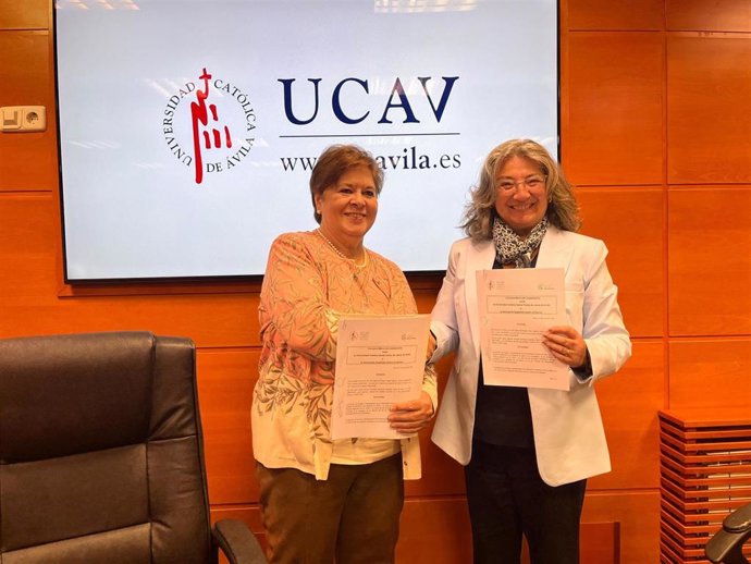 La rectora de la UCAV junto a la presidenta de la AECC de Ávila.