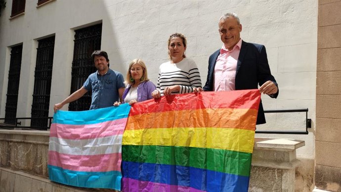 Los consellers de MÉS en el Consell de Mallorca, con las banderas LGTBI y trans.