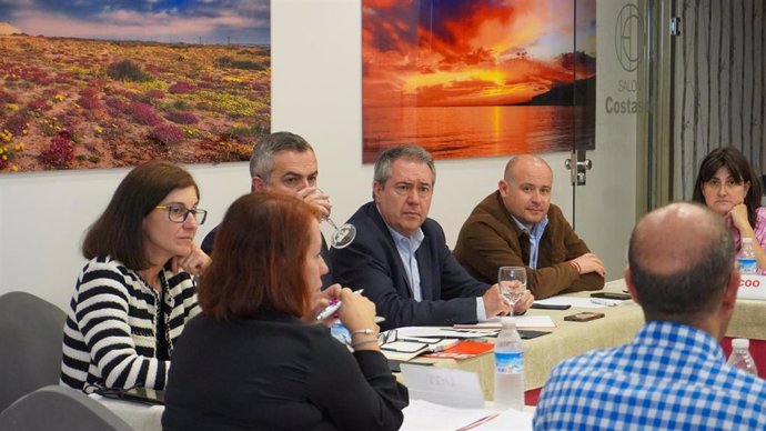 El secretario general del PSOE-A, Juan Espadas, reunido con representantes sindicales de la sanidad en Almería.