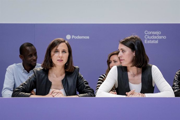 La secretaria general de Podemos, Ione Belarra (i), y la candidata del partido a las elecciones europeas, Irene Montero (d), durante una reunión del Consejo Ciudadano Estatal de Podemos, en la sede de Podemos, a 17 de mayo de 2024, en Madrid (España). 