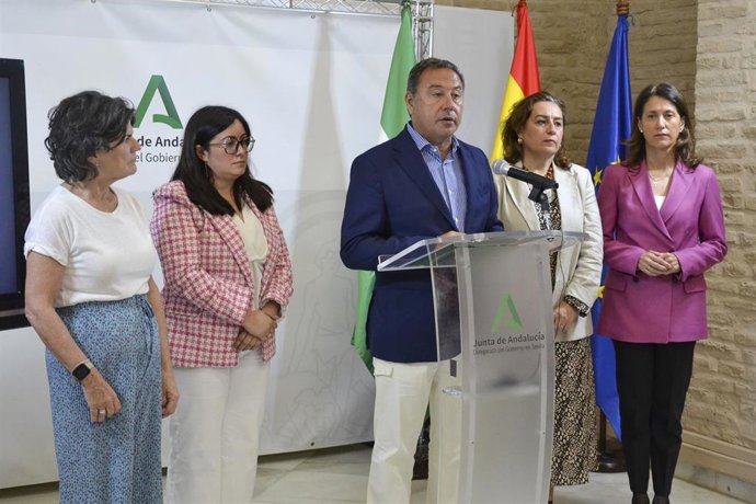 El delegado del Gobierno andaluz en Sevilla, Ricardo Sánchez, en la lectura de la declaración institucional por el Día internacional contra la LGTBIfobia.