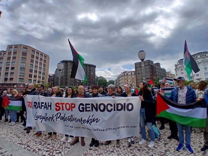 Concentración en la Plaza Moyua de Bilbao, convocada por ELA, LAB, CCOO de Euskadi y Navarra, UGT Euskadi, ESK, CGT-LKN Steilas, Solidari, EHNE Nafarroa, Etxalde e Hiru, en favor de Palestina.