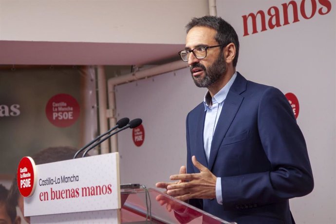 El secretario de Organización del PSOE de C-LM, Sergio Gutiérrez, en rueda de prensa en la sede del partido en Toledo.