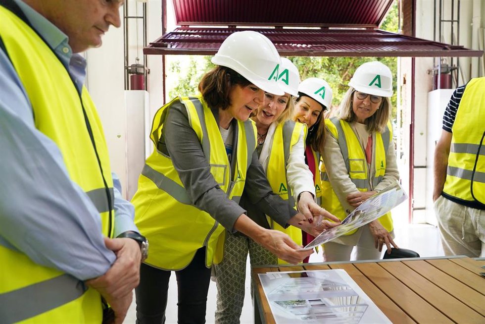 La consejera de Empleo, Empresa y Trabajo Autónomo, Rocío Blanco (2i) durante la visita técnica a las obras en el Centro Público de Formación Profesional para el Empleo Remedios Rojo.