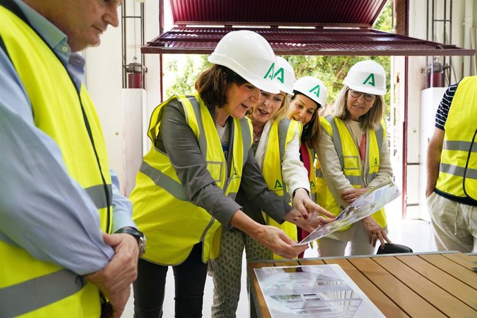 La consejera de Empleo, Empresa y Trabajo Autónomo, Rocío Blanco (2i) durante la visita técnica a las obras, a 17 de mayo de 2024, en Málaga, Andalucía (España). La consejera de Empleo, Empresa y Trabajo Autónomo, Rocío Blanco, realiza una visita técnica 