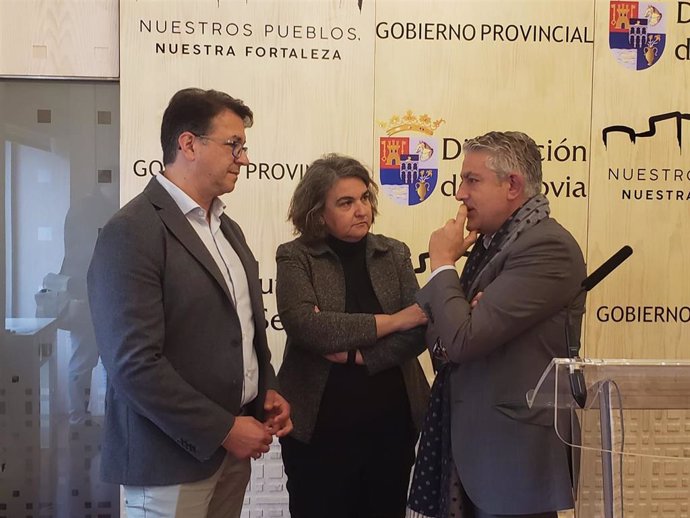 El presidente de la Fundación Caja Rural, Ángel Luis LLorente (izda), la presidenta de Autismo Segovia, Susana Guri, y el diputado de Cultura, José María Bravo