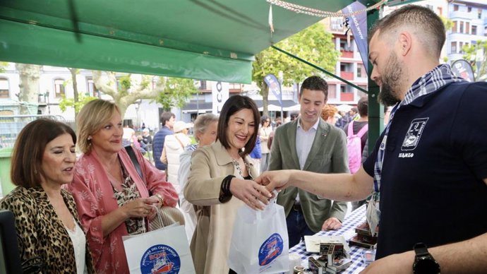 La cabeza de lista del PNV a las elecciones europeas, Aihane Agirregoitia, en la Arrain Azoka de Bermeo (Bizkaia)