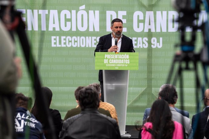 El líder de Vox, Santiago Abascal, interviene durante la presentación de los diez primeros candidatos de la formación para las elecciones europeas, en el Palacio Vistalegre Arena, a 17 de mayo de 2024, en Madrid (España). 