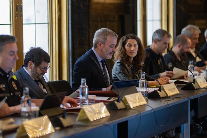 El teniente de alcalde de Prevención y Seguridad del Ayuntamiento de Barcelona, Albert Batlle (2i) y el alcalde de Barcelona, Jaume Collboni (3i), durante la reunión extraordinaria de la Junta Local de Seguridad de Barcelona.
